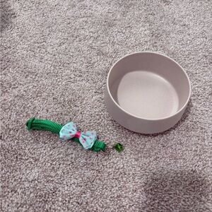 Cat item bundle: Food bowl, brand new collar, water mat